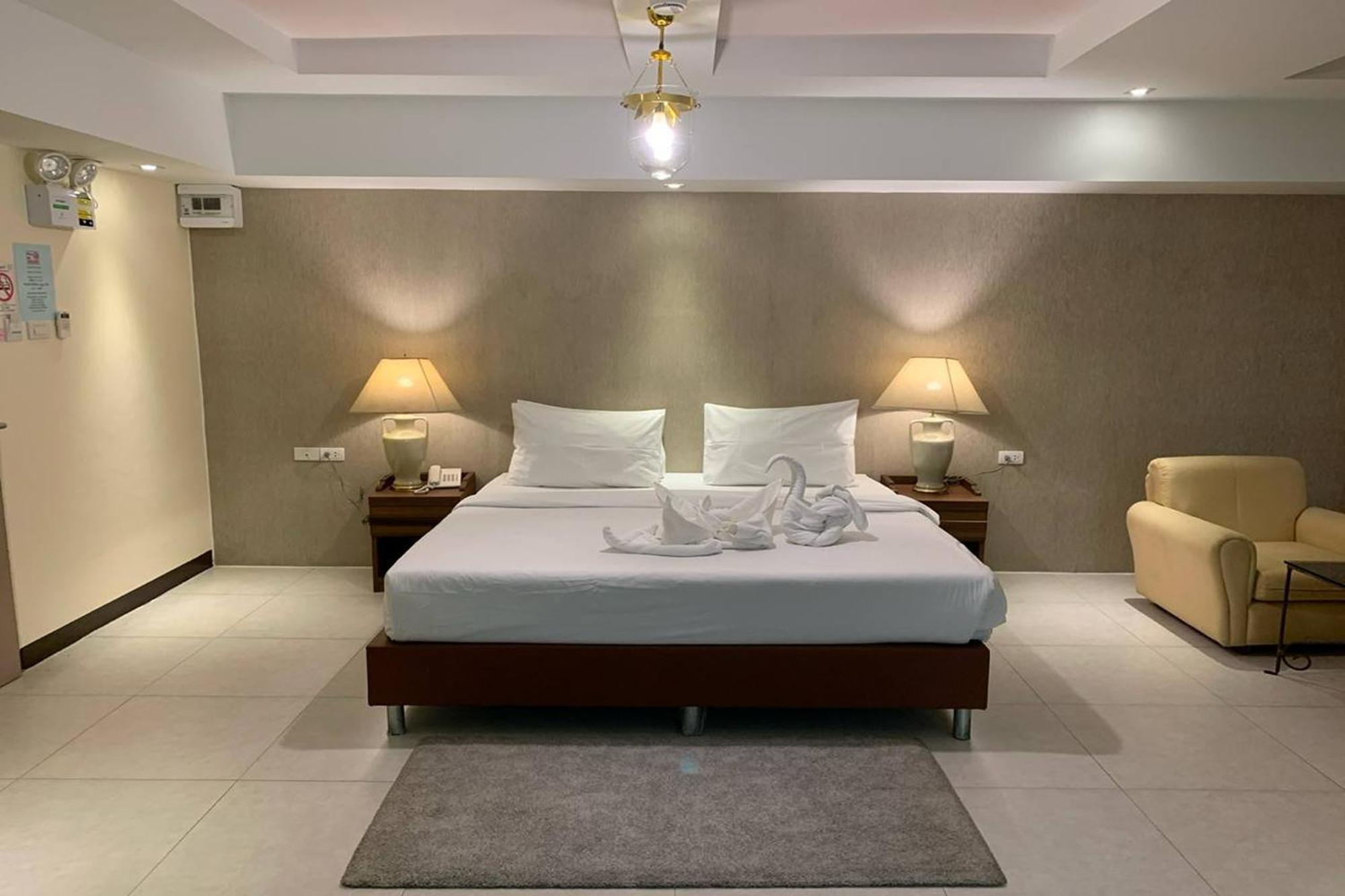 Kim Hotel At Morleng Bangkok Bagian luar foto